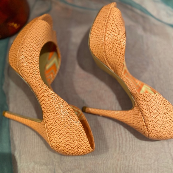 Shoe - Picture 4 of 8